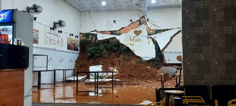 N&uacute;i lở l&agrave;m sập nh&agrave; d&acirc;n, nhiều nơi ngập lụt ở Quảng Ng&atilde;i - Ảnh 1.