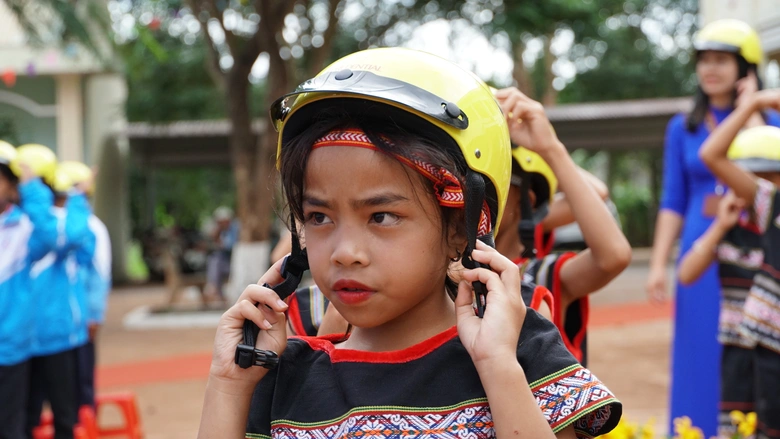  Ph&aacute;t động dự &aacute;n "Đến trường an to&agrave;n" cho học sinh tại Gia Lai - Ảnh 3.