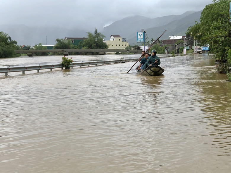 Quảng Ng&atilde;i lưu &yacute; trụ sở cơ quan, nơi đ&oacute;ng qu&acirc;n khi mưa trắng trời gần 500mm - Ảnh 6.
