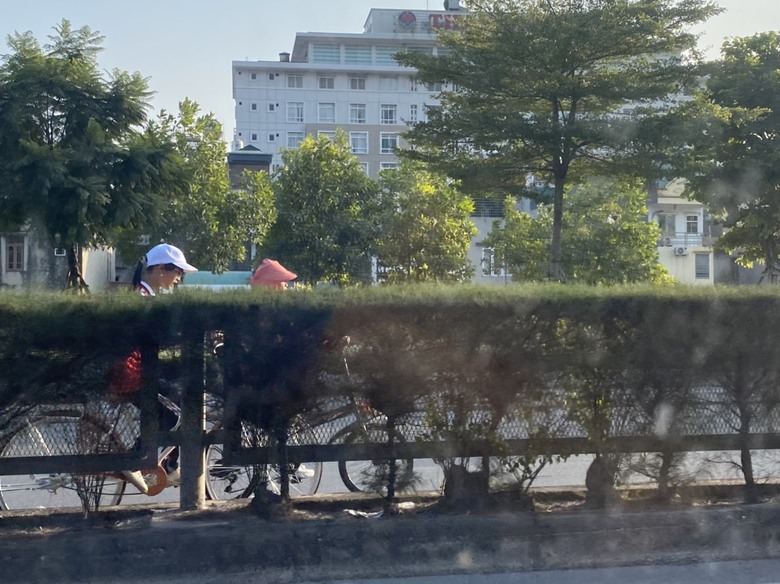 Bất an cảnh học sinh, sinh vi&ecirc;n "rồng rắn" vượt dải ph&acirc;n c&aacute;ch tr&ecirc;n Quốc lộ 18 ở Quảng Ninh - Ảnh 3.