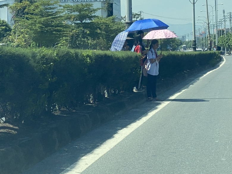 Bất an cảnh học sinh, sinh vi&ecirc;n "rồng rắn" vượt dải ph&acirc;n c&aacute;ch tr&ecirc;n Quốc lộ 18 ở Quảng Ninh - Ảnh 1.