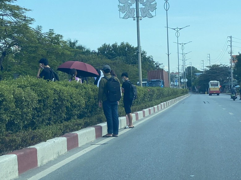 Bất an cảnh học sinh, sinh vi&ecirc;n "rồng rắn" vượt dải ph&acirc;n c&aacute;ch tr&ecirc;n Quốc lộ 18 ở Quảng Ninh - Ảnh 4.