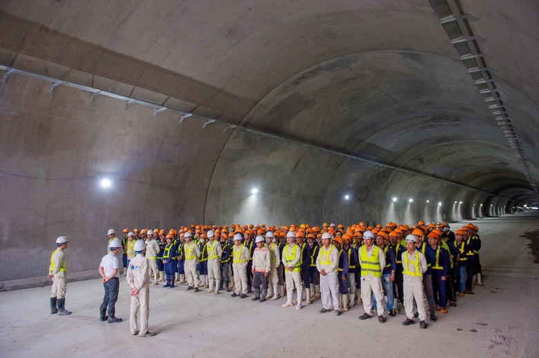 Ng&agrave;y đ&ecirc;m thi c&ocirc;ng đưa cao tốc Cam L&acirc;m - Vĩnh Hảo về đ&iacute;ch - Ảnh 3.