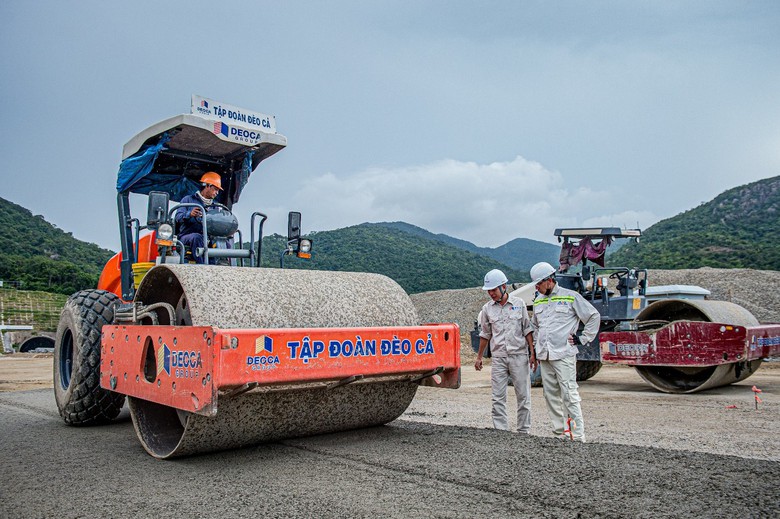 Ng&agrave;y đ&ecirc;m thi c&ocirc;ng đưa cao tốc Cam L&acirc;m - Vĩnh Hảo về đ&iacute;ch - Ảnh 1.