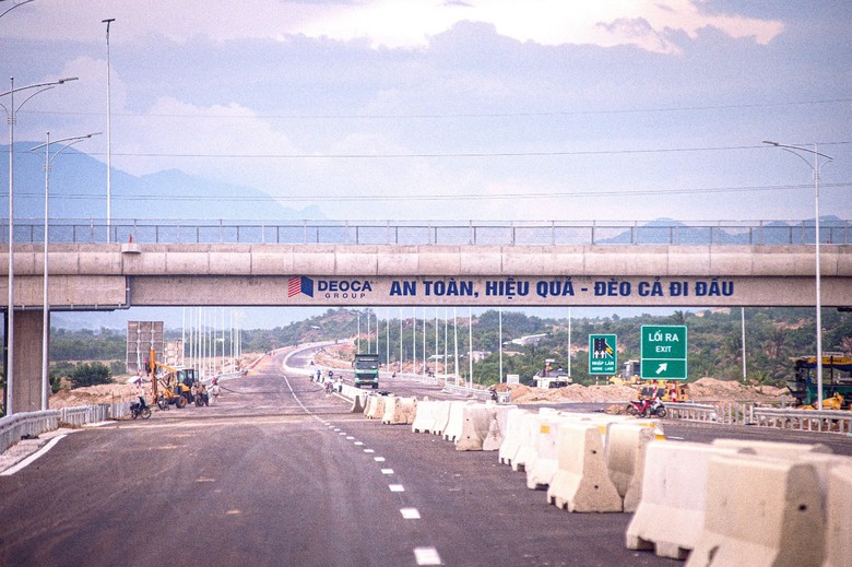 Ng&agrave;y đ&ecirc;m thi c&ocirc;ng đưa cao tốc Cam L&acirc;m - Vĩnh Hảo về đ&iacute;ch - Ảnh 12.