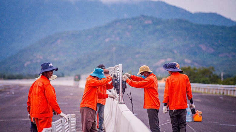 Ng&agrave;y đ&ecirc;m thi c&ocirc;ng đưa cao tốc Cam L&acirc;m - Vĩnh Hảo về đ&iacute;ch - Ảnh 11.