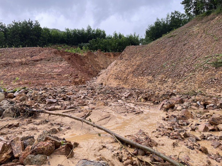 Quảng Ng&atilde;i nỗ lực khắc phục sạt lở, th&ocirc;ng tuyến đường miền n&uacute;i - Ảnh 2.