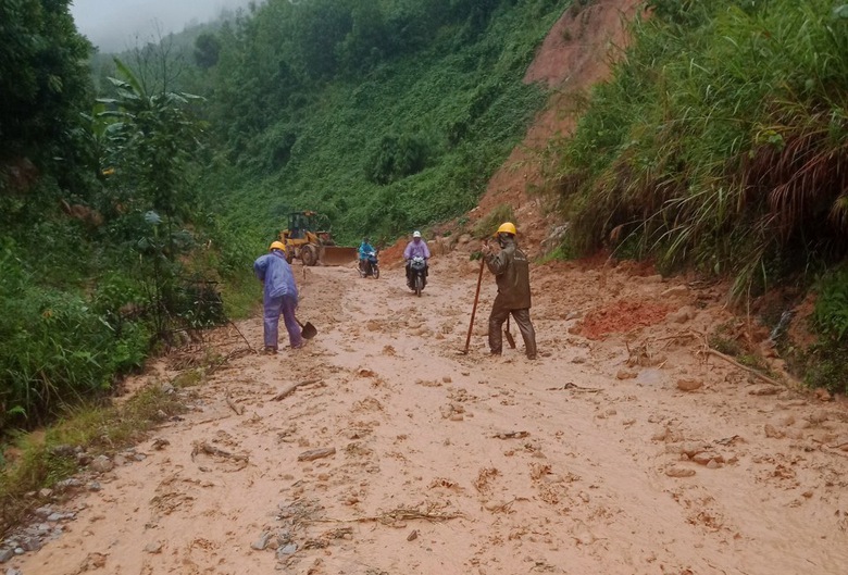 Quảng Ng&atilde;i nỗ lực khắc phục sạt lở, th&ocirc;ng tuyến đường miền n&uacute;i - Ảnh 3.