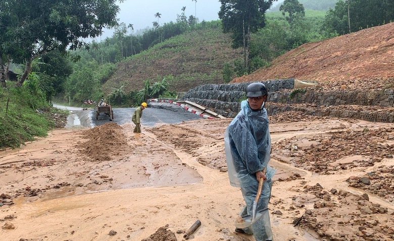 Quảng Ng&atilde;i nỗ lực khắc phục sạt lở, th&ocirc;ng tuyến đường miền n&uacute;i - Ảnh 4.