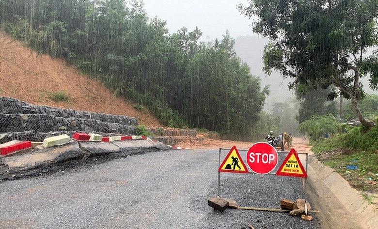 Quảng Ng&atilde;i nỗ lực khắc phục sạt lở, th&ocirc;ng tuyến đường miền n&uacute;i - Ảnh 5.