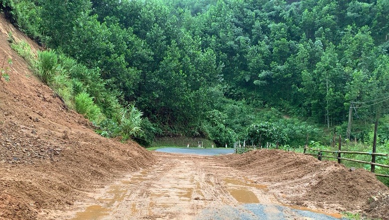 Quảng Ng&atilde;i nỗ lực khắc phục sạt lở, th&ocirc;ng tuyến đường miền n&uacute;i - Ảnh 6.