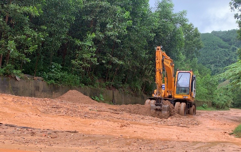 Quảng Ng&atilde;i nỗ lực khắc phục sạt lở, th&ocirc;ng tuyến đường miền n&uacute;i - Ảnh 8.