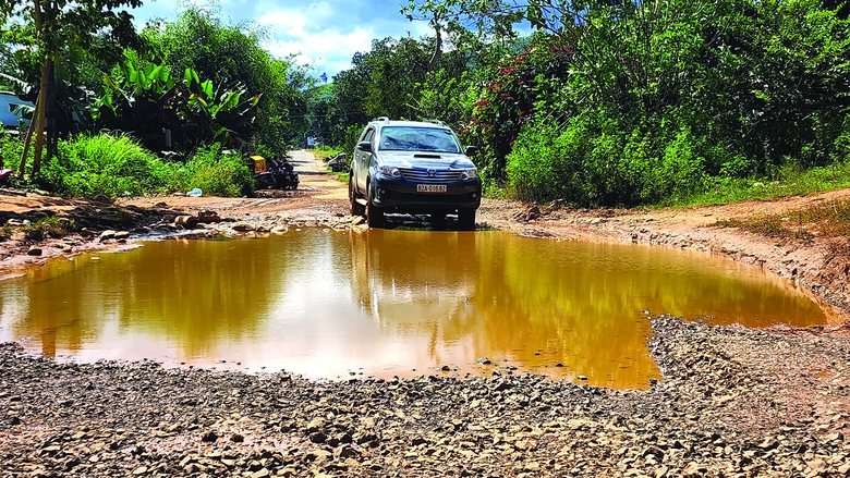 Kon Tum: Những “con đường đau khổ” chờ kinh phí sửa chữa - Ảnh 3. Kon Tum: Những “con đường đau khổ” chờ kinh phí sửa chữa - Ảnh 3.
