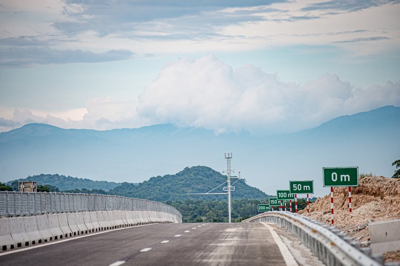 Ng&agrave;y đ&ecirc;m thi c&ocirc;ng đưa cao tốc Cam L&acirc;m - Vĩnh Hảo về đ&iacute;ch - Ảnh 8.