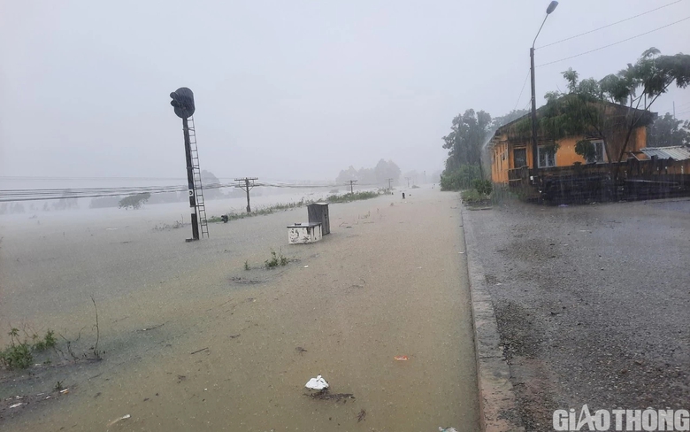 Đường sắt qua Văn Xá ngập sâu, chuyển tải hành khách từ ga Phò Trạch vào Huế - Ảnh 1. Đường sắt qua Văn Xá ngập sâu, chuyển tải hành khách từ ga Phò Trạch vào Huế - Ảnh 1.