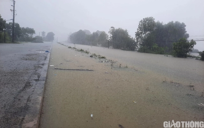 Đường sắt qua Văn Xá ngập sâu, chuyển tải hành khách từ ga Phò Trạch vào Huế - Ảnh 2. Đường sắt qua Văn Xá ngập sâu, chuyển tải hành khách từ ga Phò Trạch vào Huế - Ảnh 2.