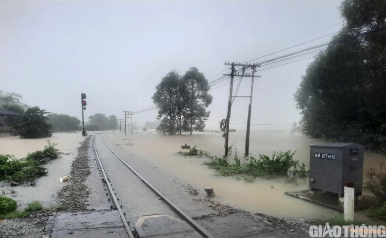 Đường sắt qua Văn Xá ngập sâu, chuyển tải hành khách từ ga Phò Trạch vào Huế - Ảnh 3. Đường sắt qua Văn Xá ngập sâu, chuyển tải hành khách từ ga Phò Trạch vào Huế - Ảnh 3.