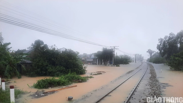 Đường sắt qua Văn Xá ngập sâu, chuyển tải hành khách từ ga Phò Trạch vào Huế - Ảnh 4. Đường sắt qua Văn Xá ngập sâu, chuyển tải hành khách từ ga Phò Trạch vào Huế - Ảnh 4.