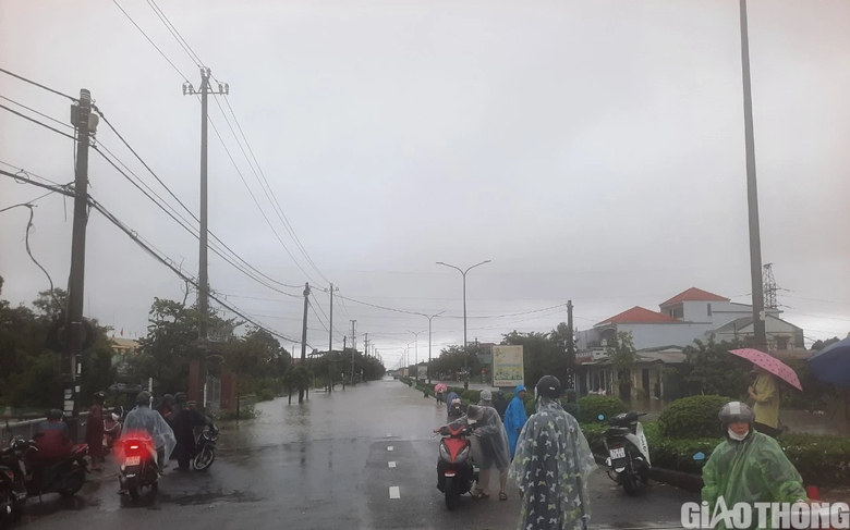 Thừa Thi&ecirc;n Huế: Mưa lớn g&acirc;y ngập lụt tr&ecirc;n diện rộng, nhiều tuyến đường ngập s&acirc;u - Ảnh 2.