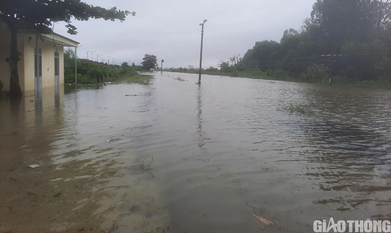 Thừa Thi&ecirc;n Huế: Mưa lớn g&acirc;y ngập lụt tr&ecirc;n diện rộng, nhiều tuyến đường ngập s&acirc;u - Ảnh 7.