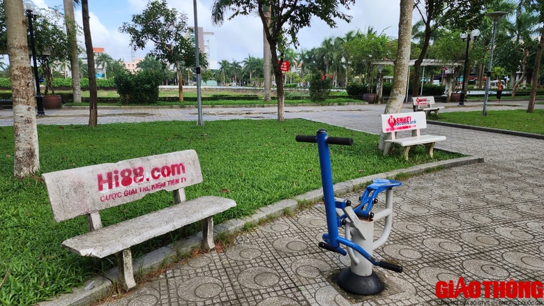 Bất ngờ lời khai nh&oacute;m đối tượng xịt sơn in trang web đ&aacute;nh bạc l&ecirc;n ghế đ&aacute; - Ảnh 3.