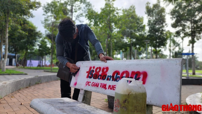 Bất ngờ lời khai nh&oacute;m đối tượng xịt sơn in trang web đ&aacute;nh bạc l&ecirc;n ghế đ&aacute; - Ảnh 5.