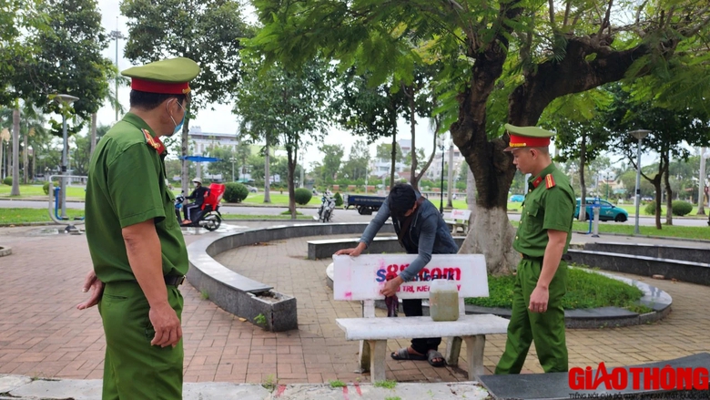 Bất ngờ lời khai nh&oacute;m đối tượng xịt sơn in trang web đ&aacute;nh bạc l&ecirc;n ghế đ&aacute; - Ảnh 6.