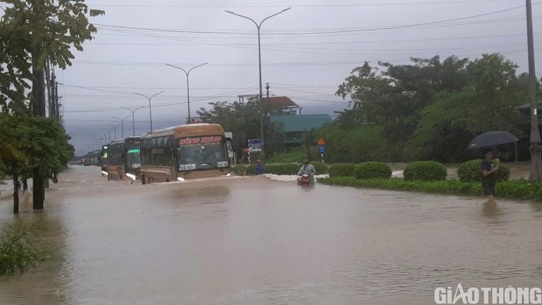 Mưa lũ diễn biến phức tạp, học sinh ở Thừa Thi&ecirc;n Huế nghỉ học th&ecirc;m hai ng&agrave;y - Ảnh 1.