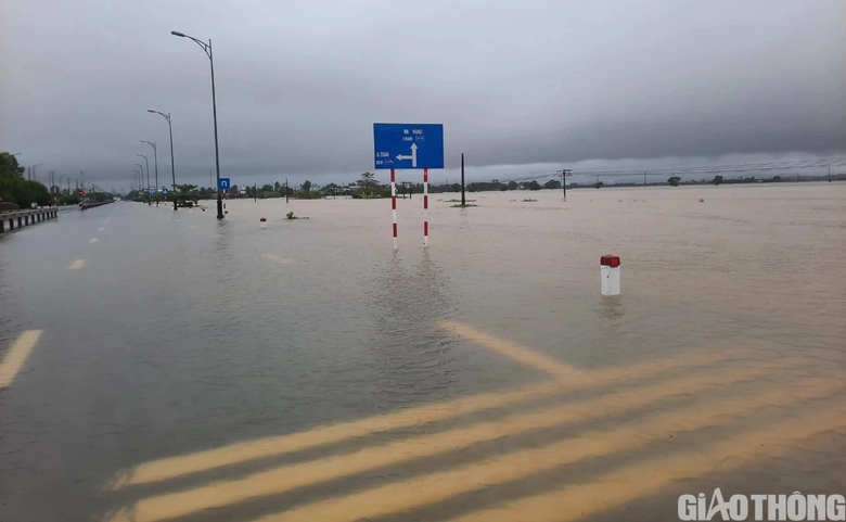 Mưa lớn, đường sắt ph&iacute;a Bắc TP Huế vẫn đang bị ngập s&acirc;u - Ảnh 1.