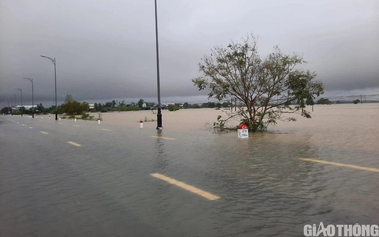 Mưa lớn, đường sắt ph&iacute;a Bắc TP Huế vẫn đang bị ngập s&acirc;u - Ảnh 2.