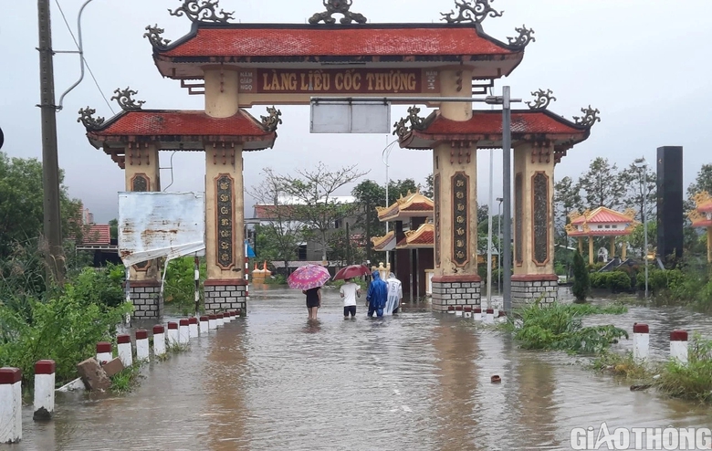 Mưa lớn, đường sắt ph&iacute;a Bắc TP Huế vẫn đang bị ngập s&acirc;u - Ảnh 4.