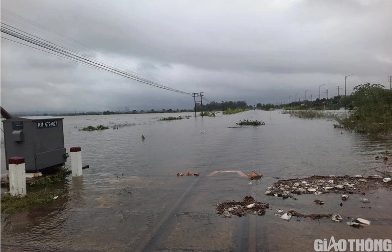 Mưa lớn, đường sắt ph&iacute;a Bắc TP Huế vẫn đang bị ngập s&acirc;u - Ảnh 5.