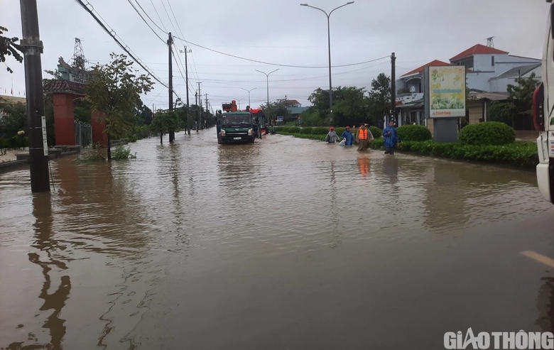 Mưa lớn, đường sắt ph&iacute;a Bắc TP Huế vẫn đang bị ngập s&acirc;u - Ảnh 6.