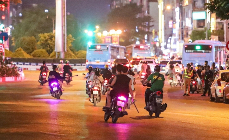 Livestream nơi làm việc của CSGT lên mạng xã hội bị xử lý ra sao? - Ảnh 1. Livestream nơi làm việc của CSGT lên mạng xã hội bị xử lý ra sao? - Ảnh 1.