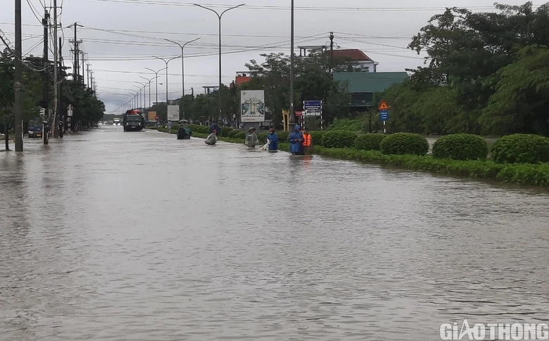 &Ocirc; t&ocirc; tải cẩu cứu hộ xe con chết m&aacute;y ngay tại điểm ngập ph&iacute;a Bắc TP Huế - Ảnh 1.