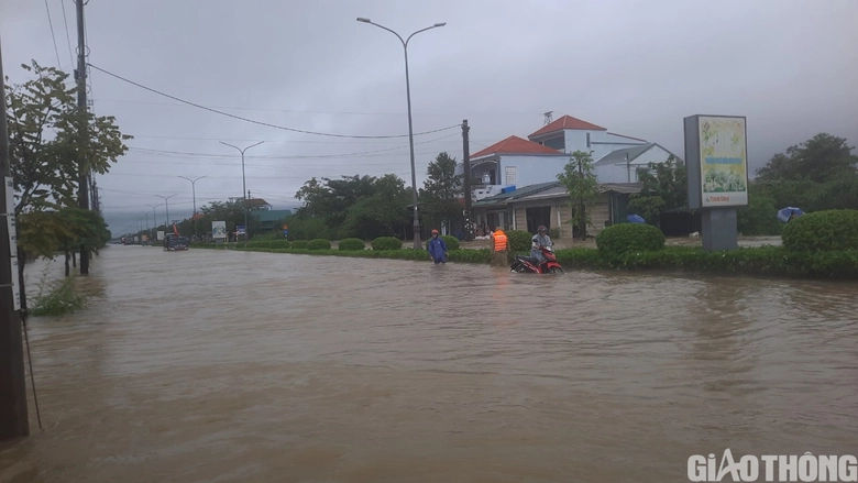 &Ocirc; t&ocirc; tải cẩu cứu hộ xe con chết m&aacute;y ngay tại điểm ngập ph&iacute;a Bắc TP Huế - Ảnh 3.