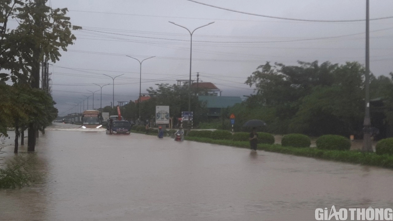 &Ocirc; t&ocirc; tải cẩu cứu hộ xe con chết m&aacute;y ngay tại điểm ngập ph&iacute;a Bắc TP Huế - Ảnh 5.