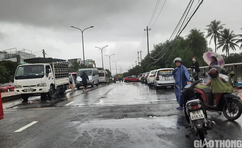 &Ocirc; t&ocirc; tải cẩu cứu hộ xe con chết m&aacute;y ngay tại điểm ngập ph&iacute;a Bắc TP Huế - Ảnh 6.