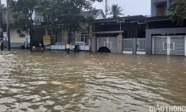 &Ocirc; t&ocirc; tải cẩu cứu hộ xe con chết m&aacute;y ngay tại điểm ngập ph&iacute;a Bắc TP Huế - Ảnh 7.