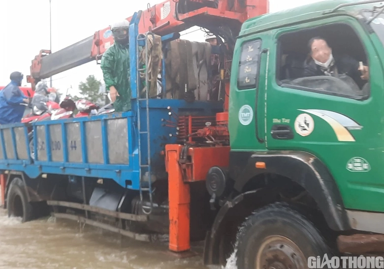 &Ocirc; t&ocirc; tải cẩu cứu hộ xe con chết m&aacute;y ngay tại điểm ngập ph&iacute;a Bắc TP Huế - Ảnh 10.