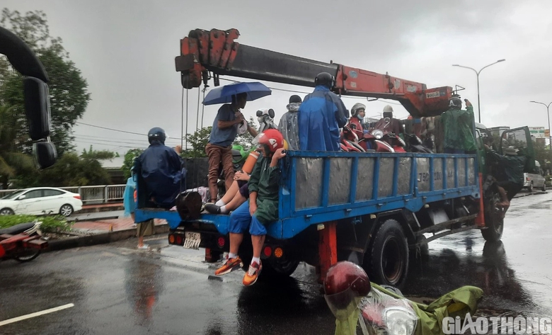 &Ocirc; t&ocirc; tải cẩu cứu hộ xe con chết m&aacute;y ngay tại điểm ngập ph&iacute;a Bắc TP Huế - Ảnh 11.