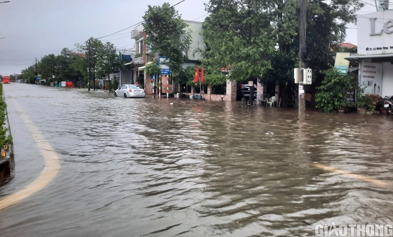 &Ocirc; t&ocirc; tải cẩu cứu hộ xe con chết m&aacute;y ngay tại điểm ngập ph&iacute;a Bắc TP Huế - Ảnh 12.