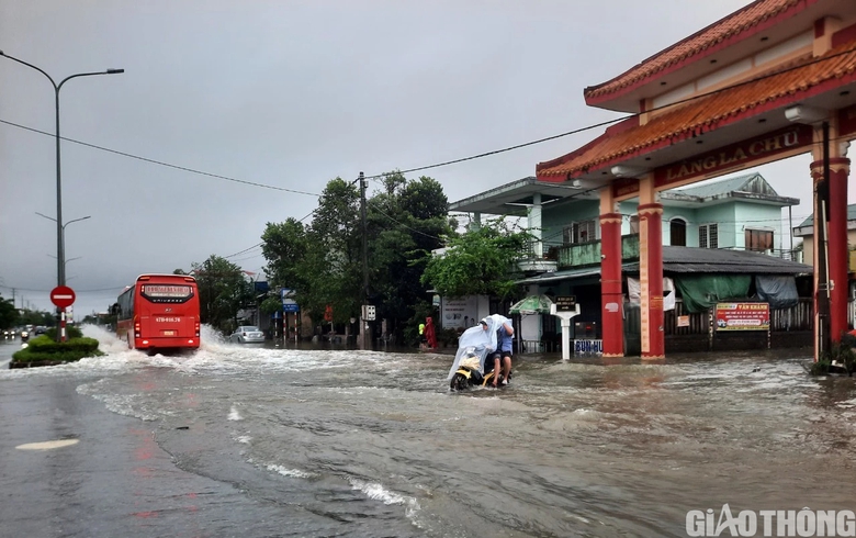 &Ocirc; t&ocirc; tải cẩu cứu hộ xe con chết m&aacute;y ngay tại điểm ngập ph&iacute;a Bắc TP Huế - Ảnh 14.