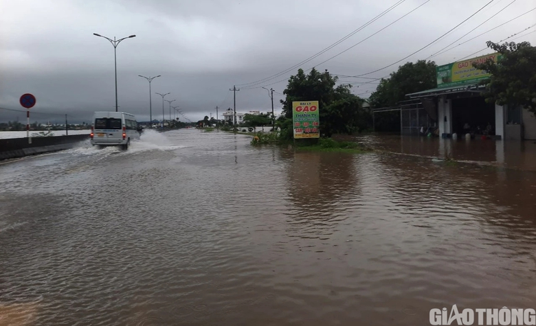 &Ocirc; t&ocirc; tải cẩu cứu hộ xe con chết m&aacute;y ngay tại điểm ngập ph&iacute;a Bắc TP Huế - Ảnh 15.