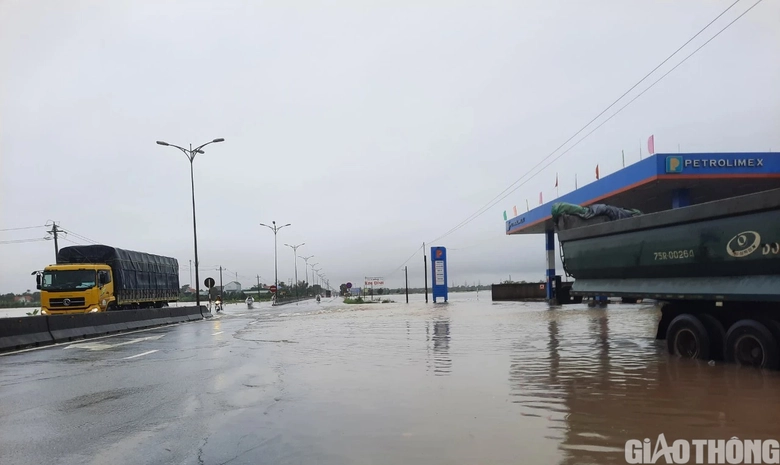 &Ocirc; t&ocirc; tải cẩu cứu hộ xe con chết m&aacute;y ngay tại điểm ngập ph&iacute;a Bắc TP Huế - Ảnh 16.