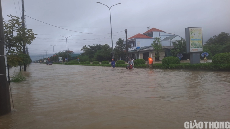 Lật thuyền chở 8 người ở Thừa Thi&ecirc;n Huế, một người chết, một người đang mất t&iacute;ch - Ảnh 1.