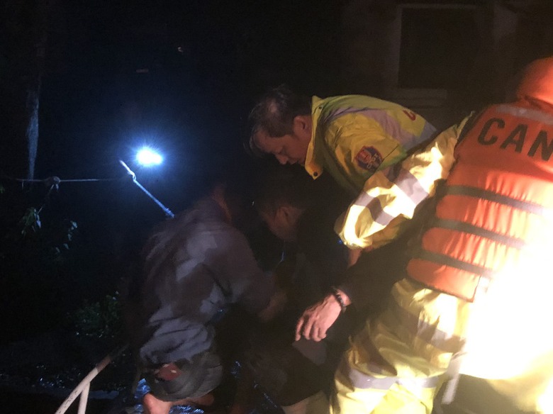 CSGT Huế xuy&ecirc;n đ&ecirc;m hỗ trợ người bị bệnh suy tim nặng vượt lũ dữ đến bệnh viện - Ảnh 1.