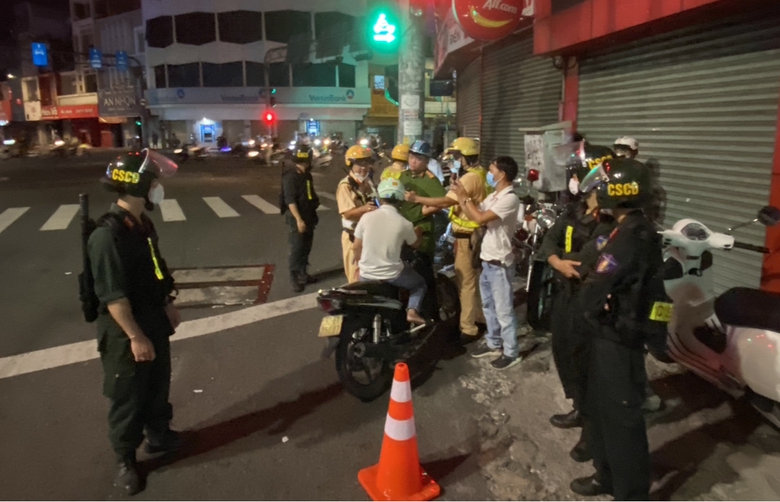 Ph&ograve;ng CSGT c&ocirc;ng an TP.HCM ra qu&acirc;n tuần tra kiểm so&aacute;t 24/24 tr&ecirc;n quốc lộ 1  - Ảnh 1.