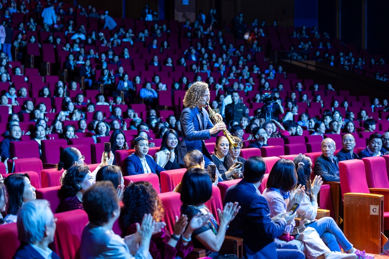 Th&ocirc;i mi&ecirc;n hơn 4.000 kh&aacute;n giả bằng tiếng k&egrave;n huyền thoại, Kenny G chuy&ecirc;n trở k&yacute; ức ngọt lịm - Ảnh 4.