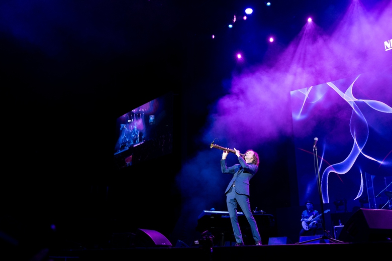 Th&ocirc;i mi&ecirc;n hơn 4.000 kh&aacute;n giả bằng tiếng k&egrave;n huyền thoại, Kenny G chuy&ecirc;n trở k&yacute; ức ngọt lịm - Ảnh 8.